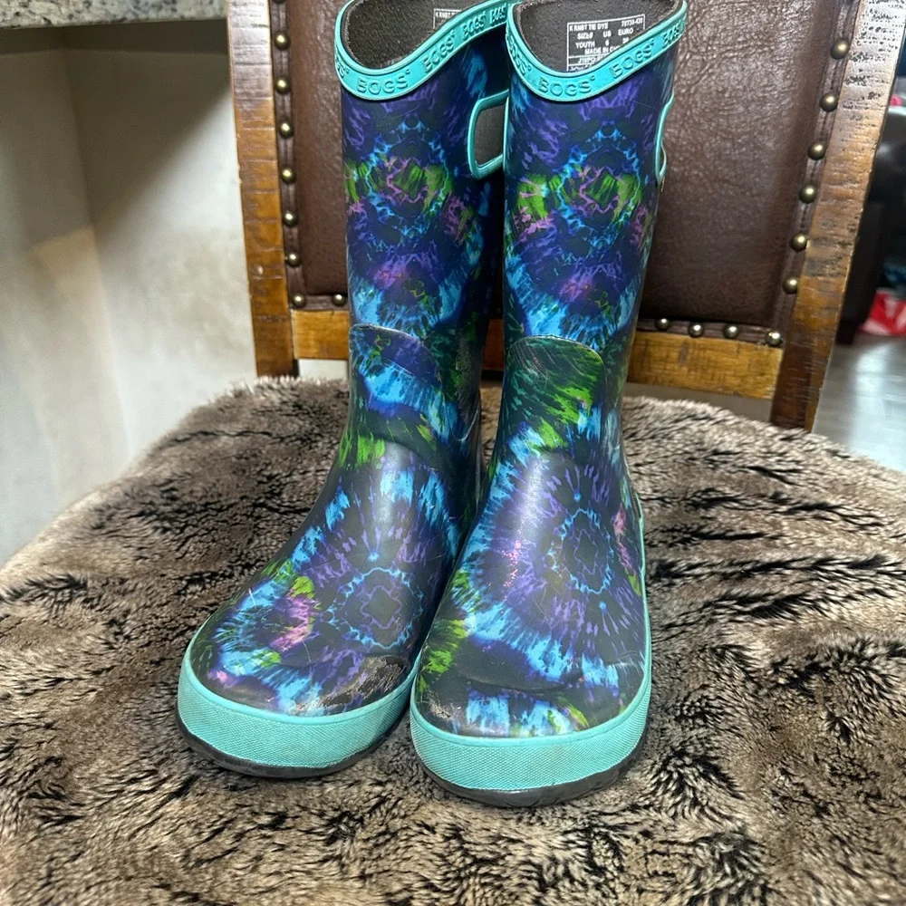 BOGS Electric Blue & Purple Tie Dye Youth Rain Boots, Size 6
